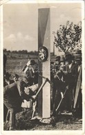 T2/T3 1938 Ipolyság, Sahy; Bevonulás, A Csehszlovák Köztársaság Oszlopának Ledöntése. / Entry Of The Hungarian Troops, C - Autres & Non Classés