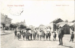 * T3/T4 1911 Nagymihály, Michalovce; Kossuth Lajos Utca, Gyerekek Csoportképe / Street, Children's Group Picture (r) - Autres & Non Classés
