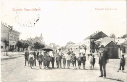 * T3/T4 1911 Nagymihály, Michalovce; Kossuth Lajos Utca, Gyerekek Csoportképe / Street, Children's Group Picture (r) - Sonstige & Ohne Zuordnung