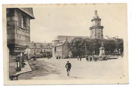 CPSM TRES ANIMEE LESNEVEN, LA PLACE ET L'EGLISE, ANIMATION DEVANT LE MONUMENT, FINISTERE 29 - Lesneven