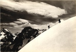 OISANS .. MONTEE AU GIOBERNEY DANS LE FOND .. AILEFROIDE - Alpinisme