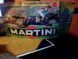 Publicité Chapeau Bob En Papier  MARTINI "toujours En Tête  Toujours Premier " ( Thème Tour De France & Tiercé) Année? - Casquettes & Bobs