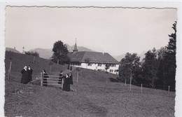 Le Pâquier. Monastère Du Carmel De La Vierge Immaculée Et De St. Joseph. Moniales En Promenade - Le Pâquier