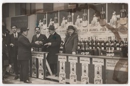Carte Photo Stand De La Maison AUBEL & Fils Négociants En Vin à SAUMUR Foire De Lyon 1946 Pub Affiche Chien - Saumur
