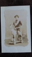 CPA PHOTO ENFANT SUR SON CHEVAL DE BOIS JOUET FOTO ACHILLES  LISBOA LISBONNE  PORTUGAL 1916 - Fotografie