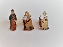 3 PINS LES ROIS MAGE  Crèche Noël/ Edition Limitée / Base Dorée / 33NAT - Natale