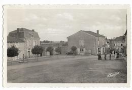 AVAILLES LIMOUZINE Place Du Sergent Adrien Bernard. Enfant Du Pays, Héros De Fatchoda (Tonkin). Ed. Audoin, Cpsm Pf - Availles Limouzine