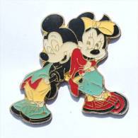 Pin's MICKEY ET MINNIE - Les Personnages De Disney - E023 - Disney