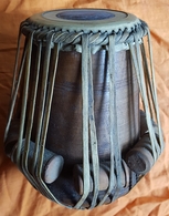 INSTRUMENT DE MUSIQUE - PERCUSSION - INDE - TABLA ANCIEN - DAYAN - BOIS EXOTIQUE ET PEAU - TRADITION - HAUTEUR : 28 Cm - Instrumentos De Música