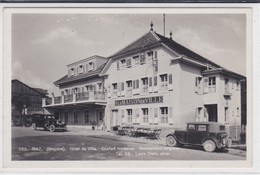 Riaz, A La Maison De Ville, Restaurant, Deux Voitures Anciennes. Envoyée Par Un Soldat Du Camp D'aviation. Carte-photo - Riaz