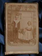 Photo Cabinet Hebert à Paris - Deux Enfants, Garçon Et Fille Posant Avec Un Joli Voilier Et Des Pelles, Vers 1900 L483 - Old (before 1900)