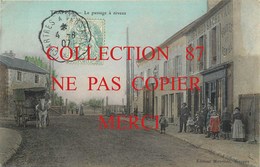 78☺♥♥ TRAPPES - RARE CARTE COULEUR De 1907 < COMMERCES Et PASSAGE à NIVEAU - ATTELAGE - Trappes