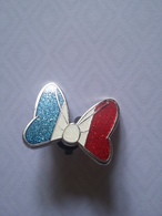 Pin's DISNEY - Noeud De Mini Bleu Blanc Rouge - Disney