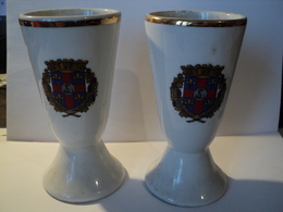 PAIRE DE MAZAGRANS AU BLASON DE SURENNE. PORCELAINE EPAISSE. - Cups