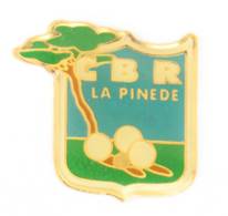 Pin's C.B.R ( Cercle Bouliste Rochevillois )  LA PINEDE - Boules De Pétanque - Pin Parasol - J069 - Pétanque