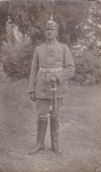 AK Foto Deutscher Soldat Mit Säbel Und Pickelhaube -  1915 (46856) - War 1914-18