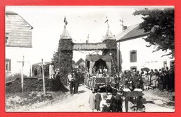 Hollange. (Fauvillers).Carte-photo.  Défilé De Chars Fleuris. Spectateurs Et Militaires. Photo Schumacher Bastogne - Fauvillers