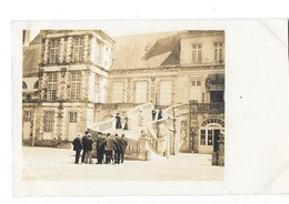 FONTAINEBLEAU (77) Carte Photo Cour Du Chateau Groupe Animation - Fontainebleau