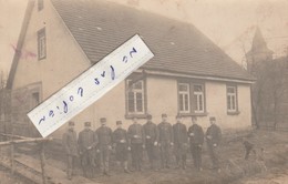 ASPERG - Militaires Qui Posent Devant Une Bâtisse En 191?    ( Carte-photo ) - Sonstige & Ohne Zuordnung