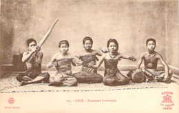 LAOS Groupe De Danseuses Laotiennes Assises - Laos