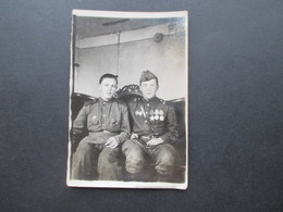 2. WK Kleines Foto (original) Mit 2 Soldaten Einer Mit Vielen Orden / Abzeichen! - War, Military