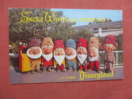 Snow White  & Friend   Disneyland Ref  3865 - Disneyland