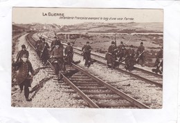 CPA :  14 X 9  -  LA  GUERRE.  -  Infanterie  Française Avançant Le Long D'une Voie Ferrée. - Manoeuvres