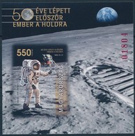 ** 2019 50 éve Lépett Először Ember A Holdra Vágott Blokk - Otros & Sin Clasificación