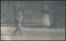 Cca 1920 Idős Szegény Ember Fotója, Fotólap, Foltos Hátlappal, 13,5x8,5 Cm - Otros & Sin Clasificación