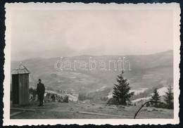 Cca 1940 A Vereckei-hágó, Előtérben Egy Katonai őrházzal, Hátoldalon Feliratozott Fotó, 6×8 Cm - Sonstige & Ohne Zuordnung