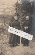 Deux Religieuses Qui Posent Dans Un Jardin    ( Carte-photo ) - Jésus