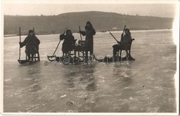 ** T1 Balaton, Fakutyázó Hölgyek A Befagyott Tó Jegén Télen. Photo - Ohne Zuordnung