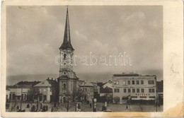 T2/T3 1947 Érsekújvár, Nové Zámky; Fő Tér, Templom, Népbank Részvénytársaság, Barsmegyei Népbank, Heitler és Singer üzle - Otros & Sin Clasificación