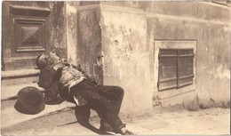 * T2 1911 Selmecbánya, Schemnitz, Banská Stiavnica; Hajléktalan Férfi Az Utcán / Homeless Man On The Street. Photo (non  - Otros & Sin Clasificación