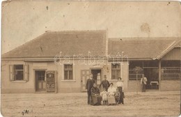 T3 1910 Nagybecskerek, Zrenjanin, Veliki Beckerek; Utcakép Dohány árudával és Italméréssel, Családi Csoportkép Katonával - Sin Clasificación