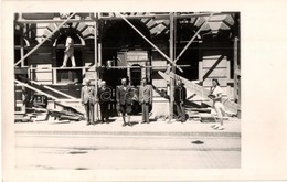 T2 1941 Újvidék, Novi Sad; épület Tatarozás / Renovation, 'Újvidék Visszatért' So. Stpl., Group Photo - Sin Clasificación