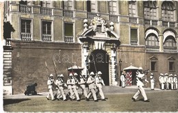 * T1/T2 Monaco, La Reléve De La Garde Devant I'Entée Du Palais /  Change Of Guard In Front Of The Prince's Palace - Sonstige & Ohne Zuordnung