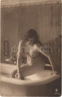 ** T4 Erotic Nude Lady Bathing. Photo (pinholes) - Ohne Zuordnung