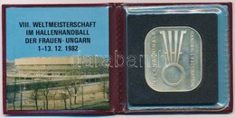 1982. 'VIII. Női Kézilabda VB - Magyarország' Ag Emlékérem Eredeti Tokban Tanúsítvánnyal (25g/0.800/35x40mm) T:1 (PP) - Sin Clasificación