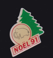 61585- Pin's.Sapin De Noel..Mamouth - Kerstmis