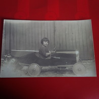 CARTE PHOTO JEUNE FILLE DANS UN AUTOMOBILE VIEUX JOUET LIEU A IDENTIFIER - Da Identificare