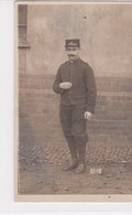 Carte-Photo. MILITARIA . Soldat En Uniforme En Pied (Sur Col, N°30 ) - Uniformi