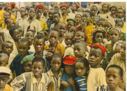 A P 848 -  C P M - AFRIQUE   -REPUBLIQUE DE  GUINEE    A GUECKEDOU  ENFANTS DEVANT LEUR ECOLE  LE MATIN - Guinée Française