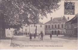 52- ARC EN BARROIS - (HAUTE-MARNE) - PLACE MOREAU ET MONUMENT - Arc En Barrois