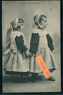 Pont L'Abbé  Fille Et Gas  Beaux Costumes Avec Coiffes Bretagne Carte Pionnière 1903 Collection Villard Quimper - Bretagne