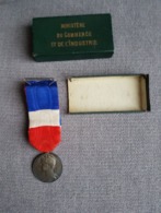 Médaille Du Travail Attribuée 1934 + Boite Verte Ministère Du Commerce Et De L'industrie - France
