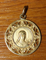 Pendentif Médaille Religieuse Ancienne Métal Doré "Sainte Thérèse De L'Enfant Jésus - Lisieux" Religious Medal - Religión & Esoterismo