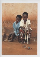 Afrique Benin : Portrait Enfant Jeux Crabe Terrestre Tricolore  (cardisoma Armatum) - Benin