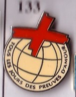 R133 Pin's Mappe Monde World Croix Rouge Tous Les Jours Des Preuves D'amour  RED CROSS EGF Achat Immédiat - Geneeskunde