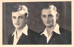 ¤¤  -   LAMBALLE    -   Carte-Photo De Deux Jeunes Gens  -  Photographe " P . COSSARD " - Tampon à Sec      -  ¤¤ - Lamballe